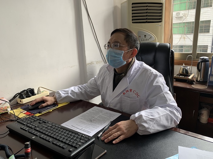 刘军在完善疫情防控方案.jpg