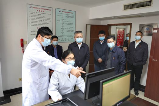 朱忠明一行实地调研卫生应急值守工作.jpg 朱忠明一行实地调研卫生应急值守工作.jpg