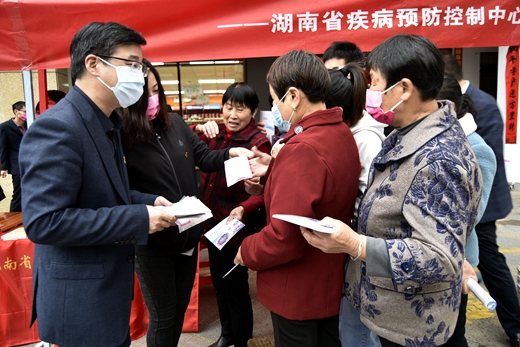 3.省疾控中心高立冬主任普法宣传 .jpg