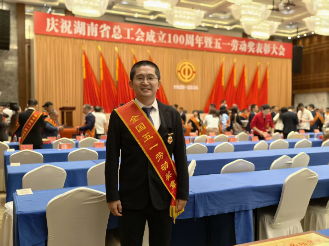 邹潇白2.png