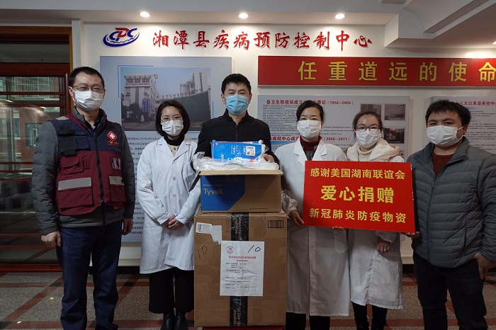 湘潭县疾控中心负责人接收捐赠防疫物资.jpg 湘潭县疾控中心负责人接收捐赠防疫物资.jpg